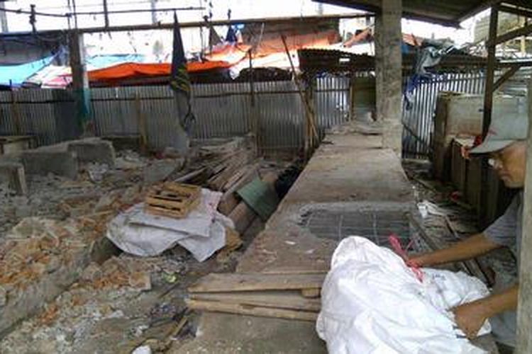 Kawasan kaki lima di Pasar Tugu Bandar Lampung mulai dibongkar, Selasa (11/12/2012). 