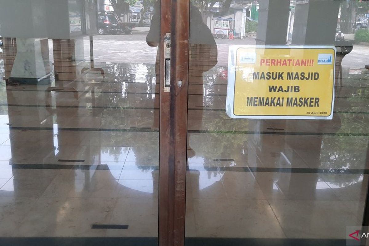 Stiker wajib menggunakan masker bagi jamaah Masjid Jami Al Munawar, jalan Raya Pasar Minggu, Pancoran, Jakarta Selatan, Jumat (29/5/2020) 