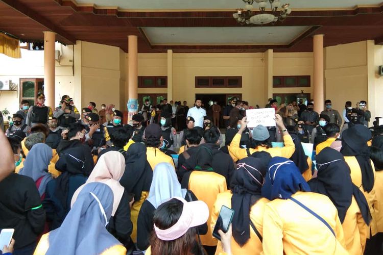 Aliansi Mahasiswa Kotawaringin Barat menggelar aksi menolak UU Cipta Kerja di depan Gedung DPRD, Senin (12/10/2020). 