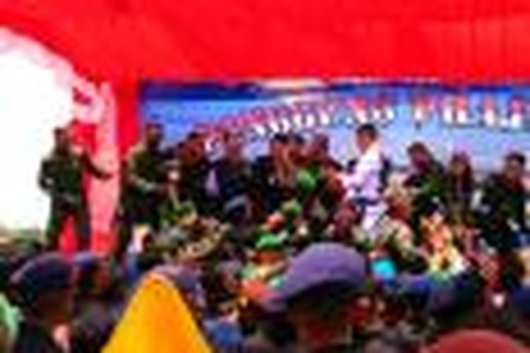 Ratusan TNI dan POLRI berebutan duit saweran dari para komandannya pada perayaan HUT TNI di Kendari
