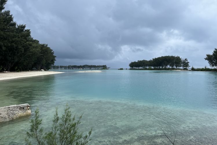 Pemandangan pantai di kawasan Asha Resort, Pulau Payung, Kepulauan Seribu, Senin (27/11/2023).