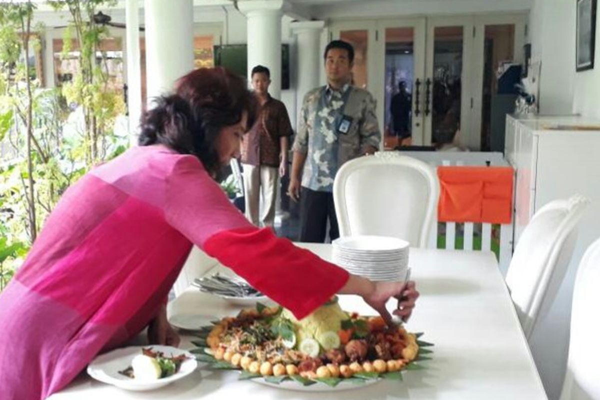 Menteri Kelautan dan Perikanan Susi Pudjiastuti membawa nasi tumpeng di rumah dinasnya, Jakarta, Jumat (21/4/2017)