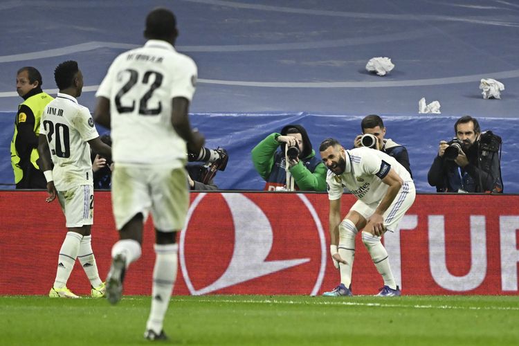 Penyerang Real Madrid Karim Benzema terlihat kesakitan saat tak lama usai merayakan gol pada 16 besar Liga Champions antara Real Madrid vs Liverpool FC di Stadion Santiago Bernabeu di Madrid pada 15 Maret 2023.
