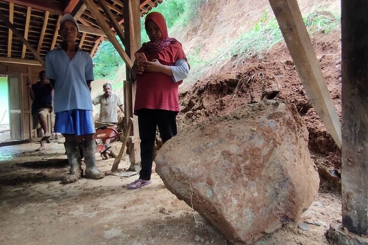 Tanah Longsor di rumah Tukiran di padukuhan Sabrang, kalurahan Giripurwo, kapanewon Girimulyo, kabupaten Kulon Progo, Daerah Istimewa Yogyakarta.