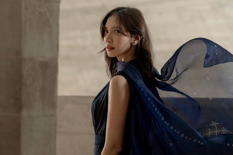 Sheila Dara di film Sore mengenakan dress biru karya brand lokal SukkhaCitta. Simak kisah di baliknya dan harganya yang sekitar Rp 3,9 jutaan.