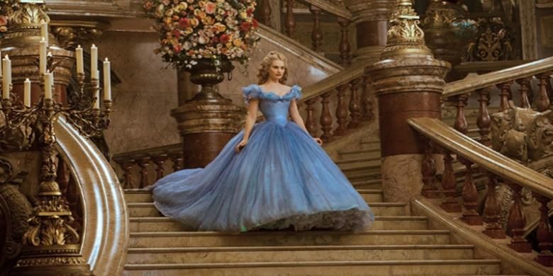 Untuk mengembalikan memori akan kisah klasik ini, film layar lebar Cinderella pun akan segera hadir di bioskop kesayangan, yang dibintangi oleh aktris Lily James dan Cate Blanchett. 