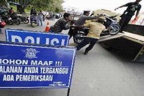 Berusaha Terobos Razia, Terduga Pencuri Sepeda Motor Ditendang Polisi hingga Terjatuh