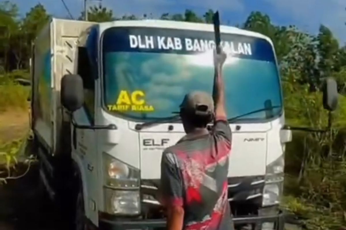 Sebuah video warga mengadang truk sampah di Kecamatan Tanah Merah, Kabupaten Bangkalan, Selasa (17/6/2025). 