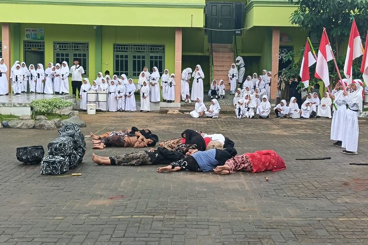 Salah satu adegan resolusi jihad yang diperagakan oleh santri di Sumenep, Jawa Timur, Senin (10/11/2025).