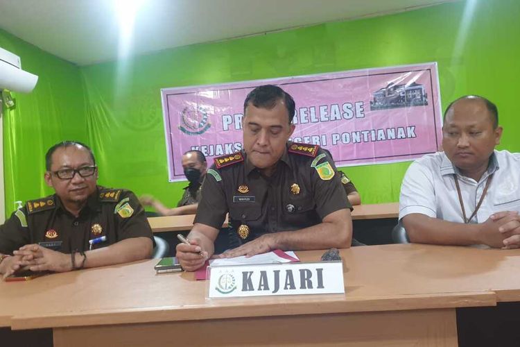 Kejaksaan Negeri Pontianak, Kalimantan Barat (Kalbar) menahan DT, seorang oknum pegawai Kantor Pegadaian Pontianak terkiat dugaan tindak pidana korupsi, Selasa (23/8/2022).