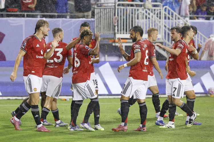 Para pemain Manchester United merayakan gol Amad Diallo pada pertandingan pramusim bertajuk Premier League Summer Series 2025 di Soldier Field, Chicago, Kamis (31/7/2025) pagi WIB.