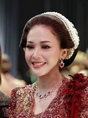 6 detail gaya Maia Estianty saat akad El Rumi, dari kebaya maroon, sanggul klasik, hingga perhiasan merah yang elegan dan serasi.
