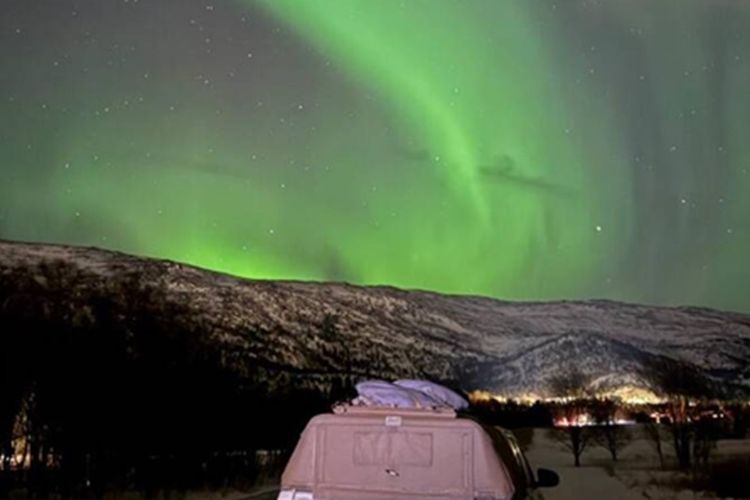 Malik Al-Sultan (27) memulai perjalanan dari Riyadh dengan Toyota Hilux modifikasi ringan, lalu menyusuri jalan darat Eropa selama hampir tiga pekan hingga tiba di wilayah utara Norwegia