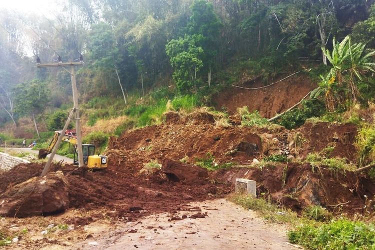 Longsor Tutup Jalan Penghubung Dua Desa di Magetan, Akses Kembali Normal