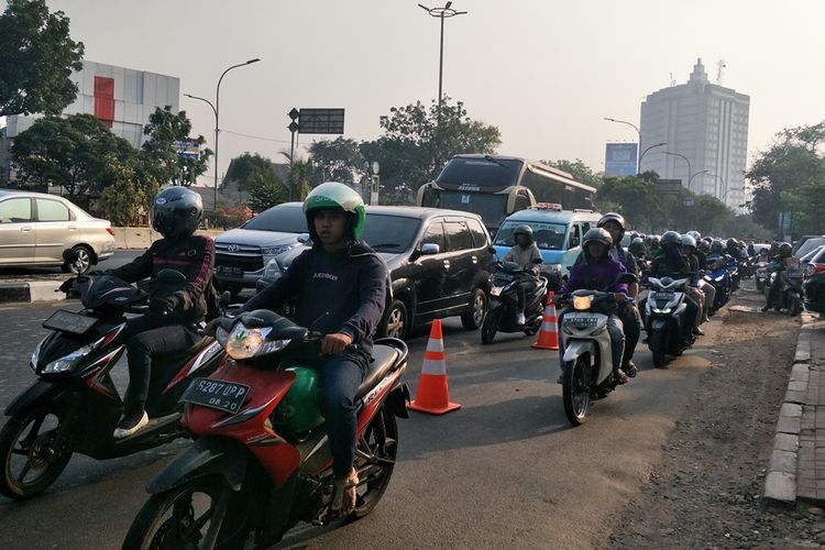 Jalur sepeda di Jalan Pramuka, Jakarta Timur, diserobot sepeda motor pada hari pertama uji coba fase satu jalur sepeda, Jumat (20/9/2019).