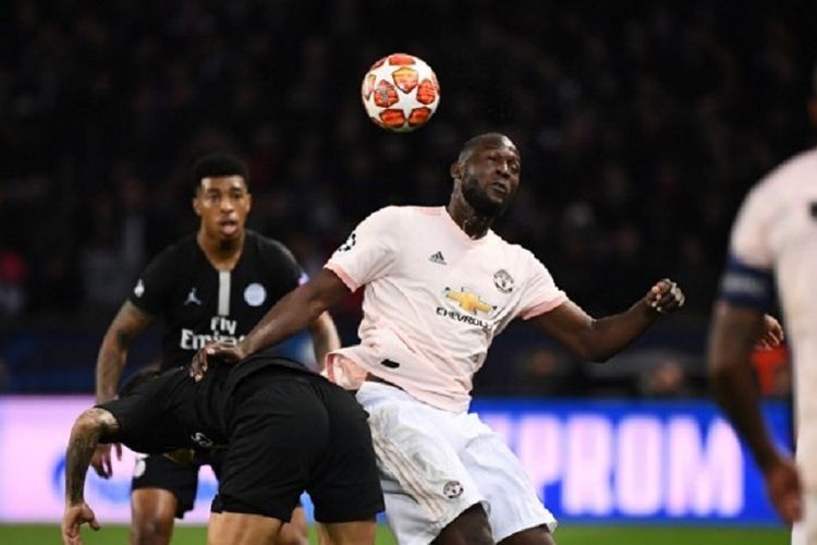 Striker Manchester United, Romelu Lukaku, menyundul bola dalam laga melawan Paris Saint-Germain di leg kedua babak 16 besar Liga Champions, Rabu (6/3/3019) atau Kamis dini hari WIB.