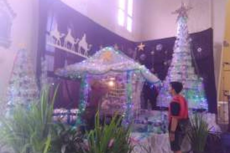 Pohon Natal di gereja Santo Ignatius Magelang terbuat dari botol-botol bekas, Jumat (23/12/2016).