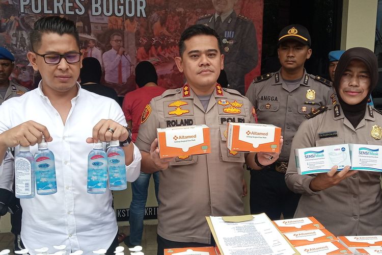 Kapolres Bogor AKBP Roland Ronaldy saat menunjukkan barang bukti di Mapolres Bogor Cibinong Kabupaten Bogor Jawa Barat, Senin (9/3/2020).