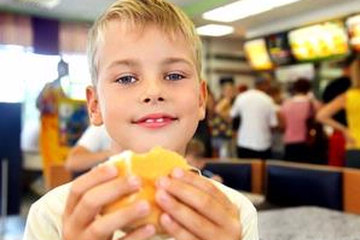 Karena tak disediakan makanan rumahan, anak bergantung ke makanan cepat saji