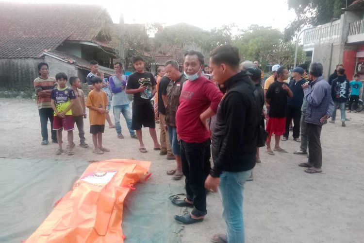 Petugas kepolisian saat mengevakuasi jasad seorang perempuan yang ditemukan tergelak di area sawah di Kecamatan Nagreg, Kabupaten Bandung, Jawa Barat, pada Minggu (19/5/2024)