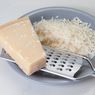 Cara Mudah Parut Keju Parmesan dengan Blender, Kurang dari 1 Menit
