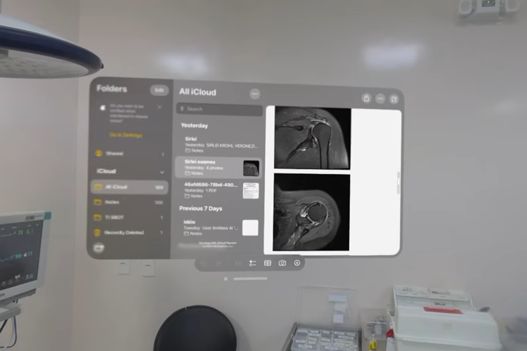 Dokter asal Brasil Bruno Gobbato menggunakan Apple Vision Pro untuk melihat catatan X-ray pasien dan rekaman kamera dalam sendi pasien
