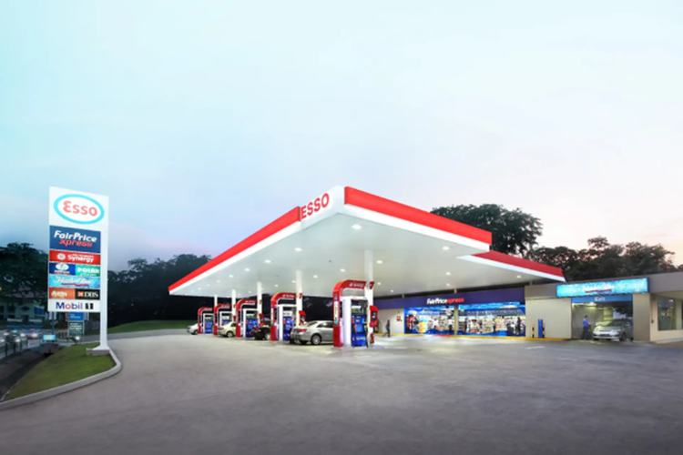 PT Chandra Asri Pacific Tbk (TPIA) mengakuisisi jaringan SPBU Esso milik ExxonMobil di Singapura. Langkah ini menjadi bagian dari strategi ekspansi energi terintegrasi perusahaan milik Prajogo Pangestu.