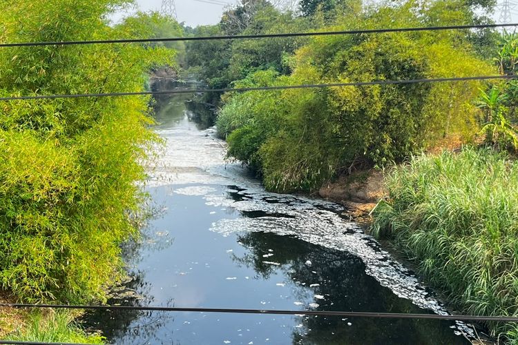 Viral Sungai Cilamaya di Purwakarta Hitam Pekat, Bau, dan Berbusa, DLH Uji Sampel Air
