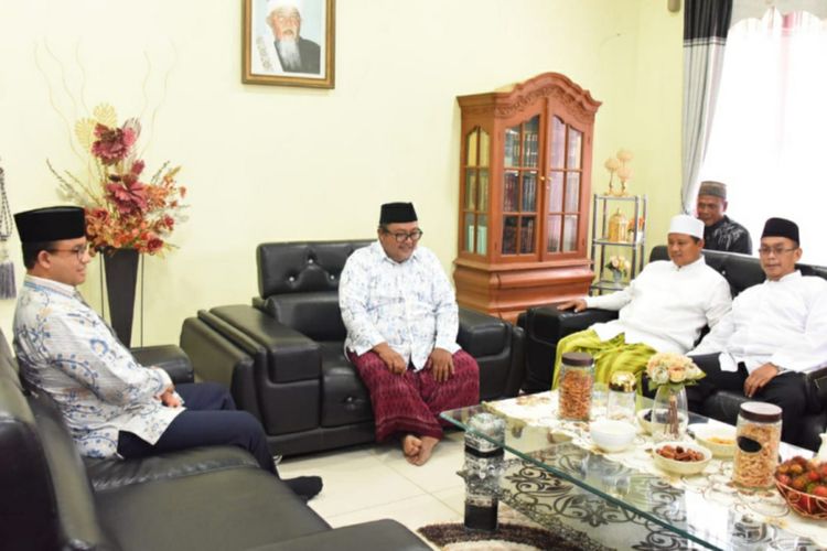 Wakil Gubernur Jawa Barat Uu Ruzhanul Ulum (kanan), saat mendampingi Dewan Pimpinan Pesantren Miftahul Huda KH Abdul Aziz Affandy (tengah) bertemu Gubernur DKI Jakarta Anies Baswedan di pondok pesantren Miftahul Huda, Manonjaya, Kabupaten Tasikmalaya pada Sabtu 1 Februari 2020 lalu.