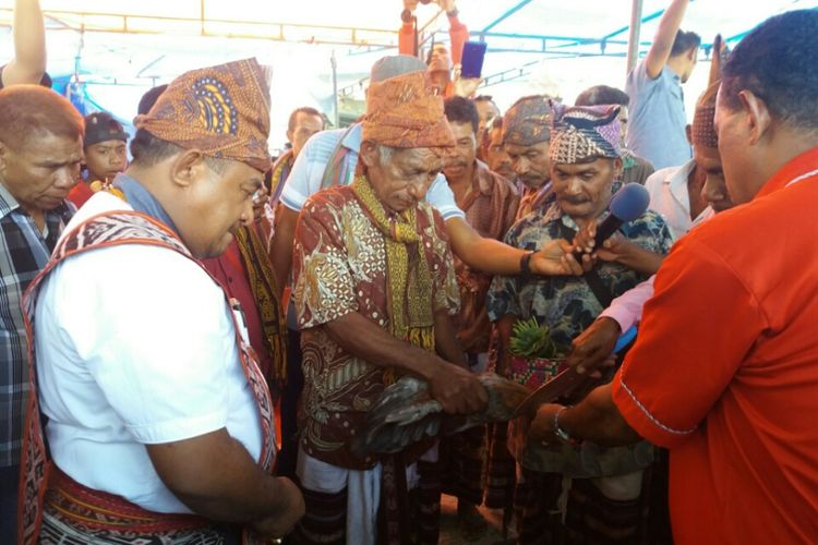 Bupati TTU Raymundus Fernandez (kiri) bersama kerabat dan para tokoh adat menggelar ritual adat pemotongan ayam di kediamannya, Sabtu (29/7/2017)