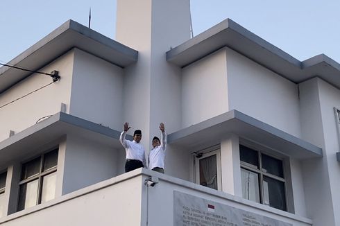 Anies-Cak Imin Sapa Relawan di Lokasi Perobekan Bendera Hotel Majapahit Surabaya