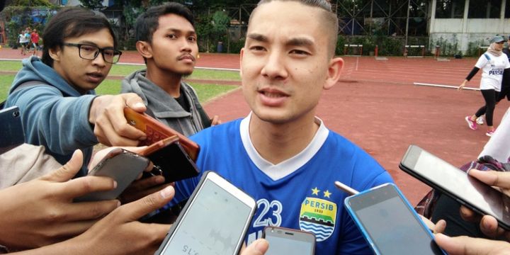 Gelandang Persib, Kim Jeffrey Kurniawan saat diwawancarai media di Gor Padjadjaran, Bandung, Senin (26/2/2018).