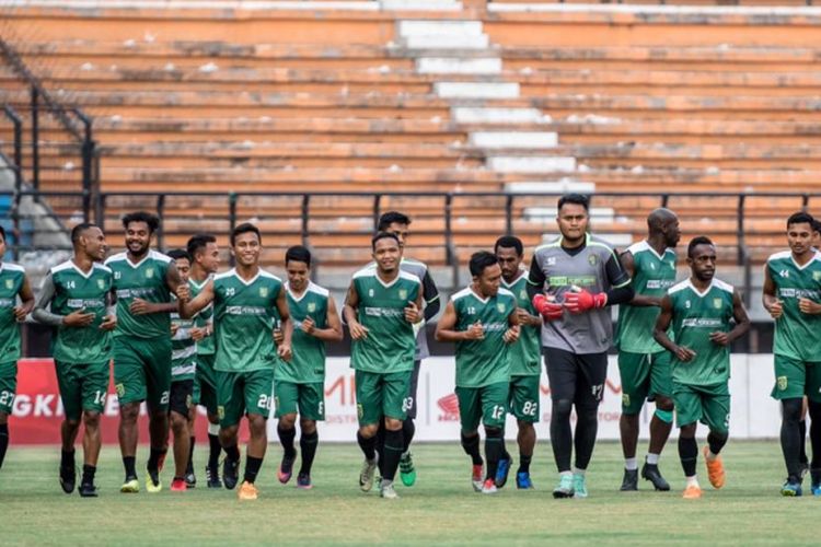 Para pemain Persebaya Surabaya berlatih di Stadion Gelora Bung Tomo.