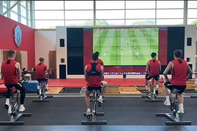 Para pemain Manchester United latihan di sepeda stasis sekaligus mempelajari sesi latihan di lapangan sebelumnya.