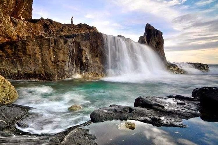 Pemandangan Pantai Nambung dengan air terjun-nya hasil deburan ombak.