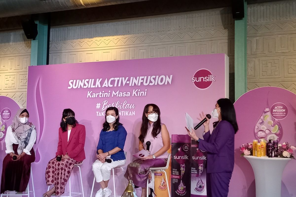 Sunsilk meluncurkan produk perawatan rambut terbaru dalam acara media gathering di Kaum Jakarta, Jakarta Pusat, Senin (18/4/2022).