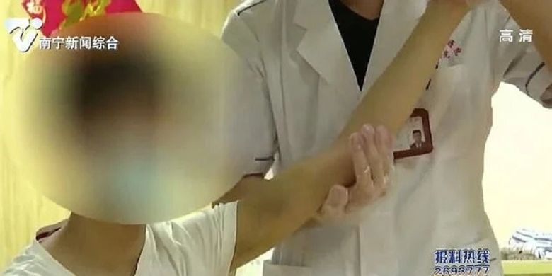 Xiaobin, seorang remaja 15 tahun asal Kota Nanning, China, ketika menerima perawatan dari dokter. Dia dirawat di rumah sakit karena menderita stroke setelah bermain video game hampir nonstop selama satu bulan.