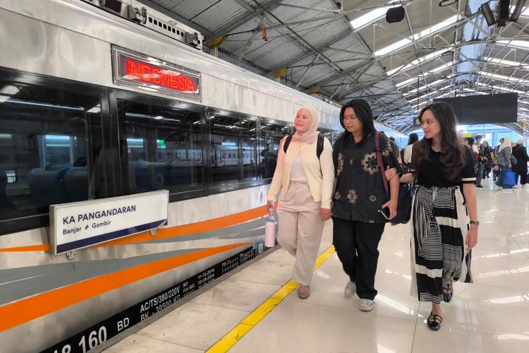Ilustrasi penumpang kereta api di stasiun.