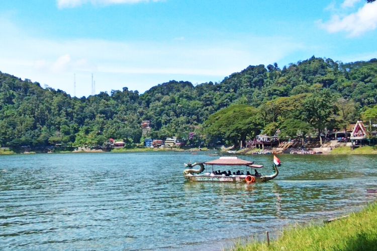 Talud Telaga Ngebel Ponorogo Nyaris Ambrol Sepanjang 15 Meter, Polisi Larang Warga Parkir di Lokasi