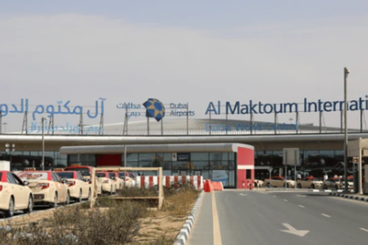 Al Maktoum International Airport (DWC) di Dubai diproyeksikan menjadi bandara terbesar di dunia dengan kapasitas hingga 260 juta penumpang per tahun.