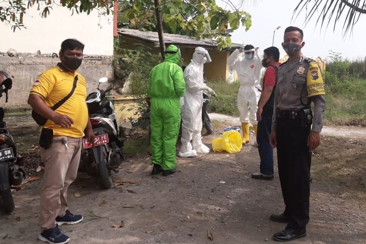 Petugas Dinas Kesehatan Kota Tegal didampingi anggota kepolisian bersiap melakukan rapid test kepada keluarga KH, seorang pengusaha warteg yang positif Covid-19, di Kelurahan/Kecamatan Margadana, Kota Tegal Rabu (10/6/2020). (Foto: Dok. Polsek Sumurpanggang)