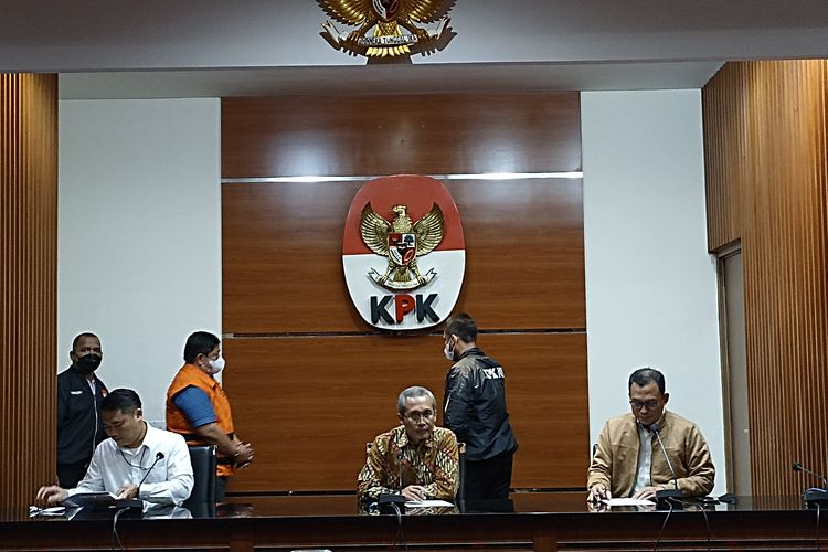 Tersangka penyuap Gubernur Papua Lukas Enembe, Rijatono Lakka selama 20 hari kedepan. Rijatono merupakan Direktur PT Tabi Bangun Papua, salah satu perusahaan yang memenangkan sejumlah proyek pembangunan infrastruktur di Papua, Kamis (5/1/2023).