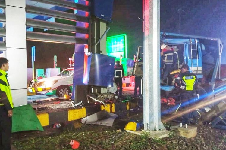 Proses evakuasi truk tronton yang mengalami kecelakaan lalulintas tinggal di pintu gerbang tol Bocimi di Parungkuda, Sukabumi, Jawa Barat, Selasa (7/11/2023).