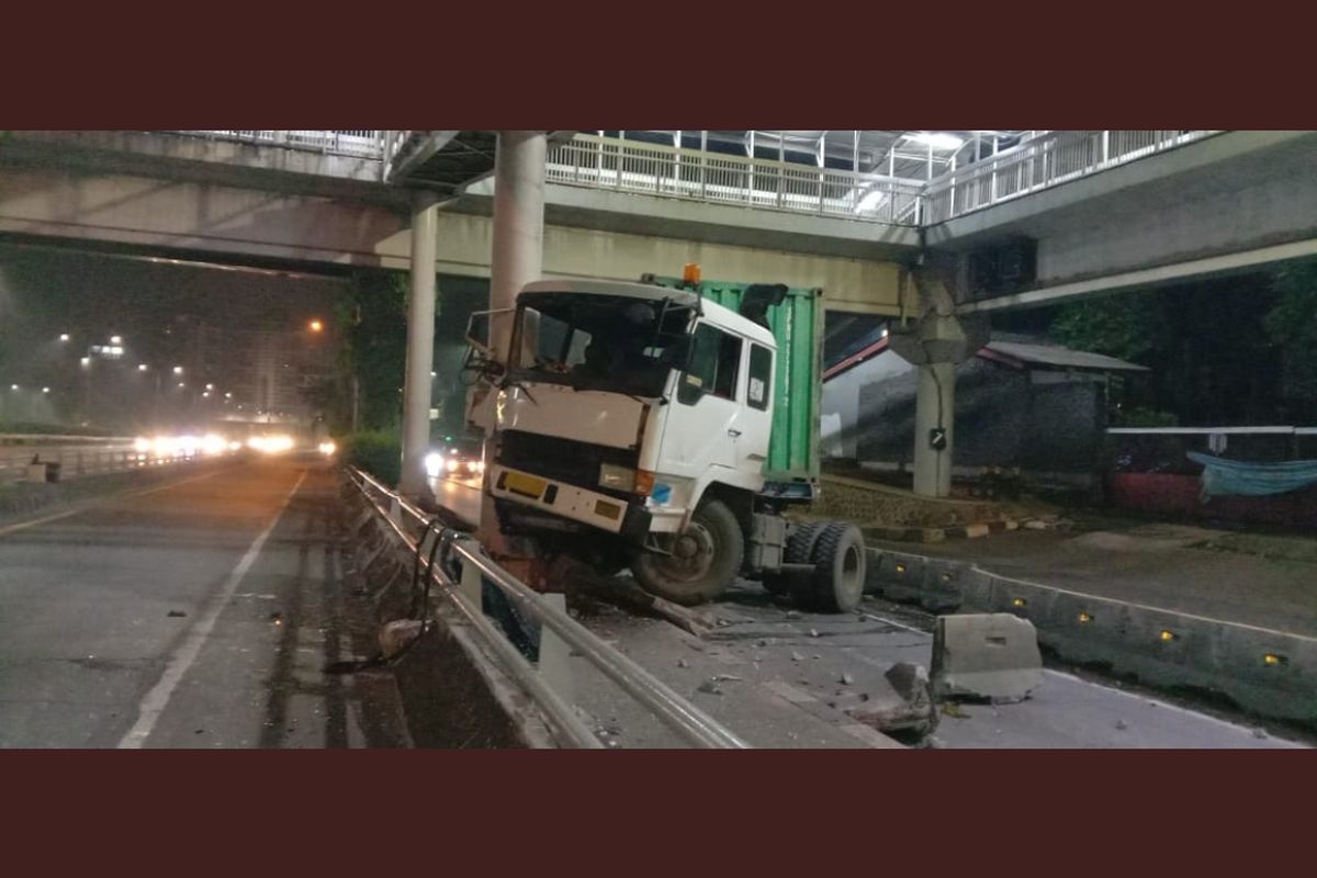Truk menabrak separator bus TransJakarta di Grogol pada Kamis (16/1/2020) pagi
