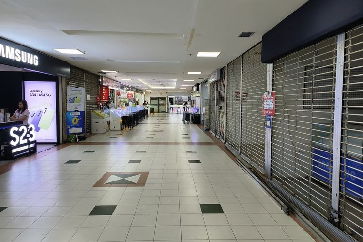 Suasana pusat perbelanjaan HP Mal Ambassador pada Senin (12/6/2023). Beberapa toko tampak tutup dan dijual.