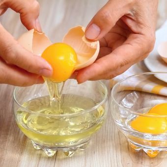 Ilustrasi memecah telur, memisahkan kuning dan putih telur.