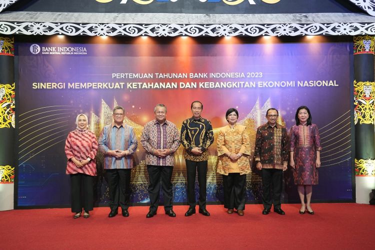 Foto bersama antara Gubernur Bank Indonesia serta jajarannya dan Presiden Joko Widodo (Jokowi). 