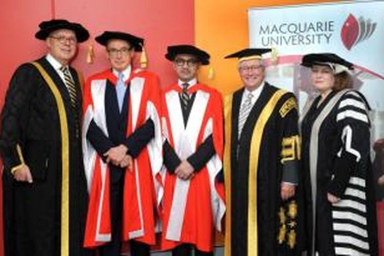 Menteri Luar Negeri RI, Marty Natalegawa sesaat setelah menerima gelar doktor honoris causa dari Universitas Macquire, Sydney, Australia.