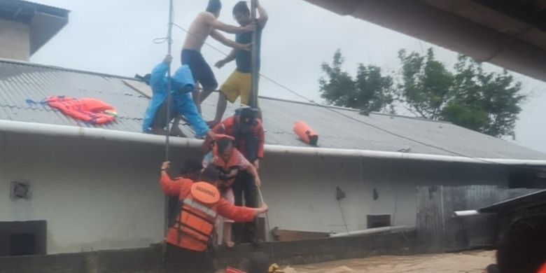 The local search and rescue team evacuate some residents after floods and landslides hit the Indonesian city of Manado in North Sulawesi on Friday, January 27, 2023. 