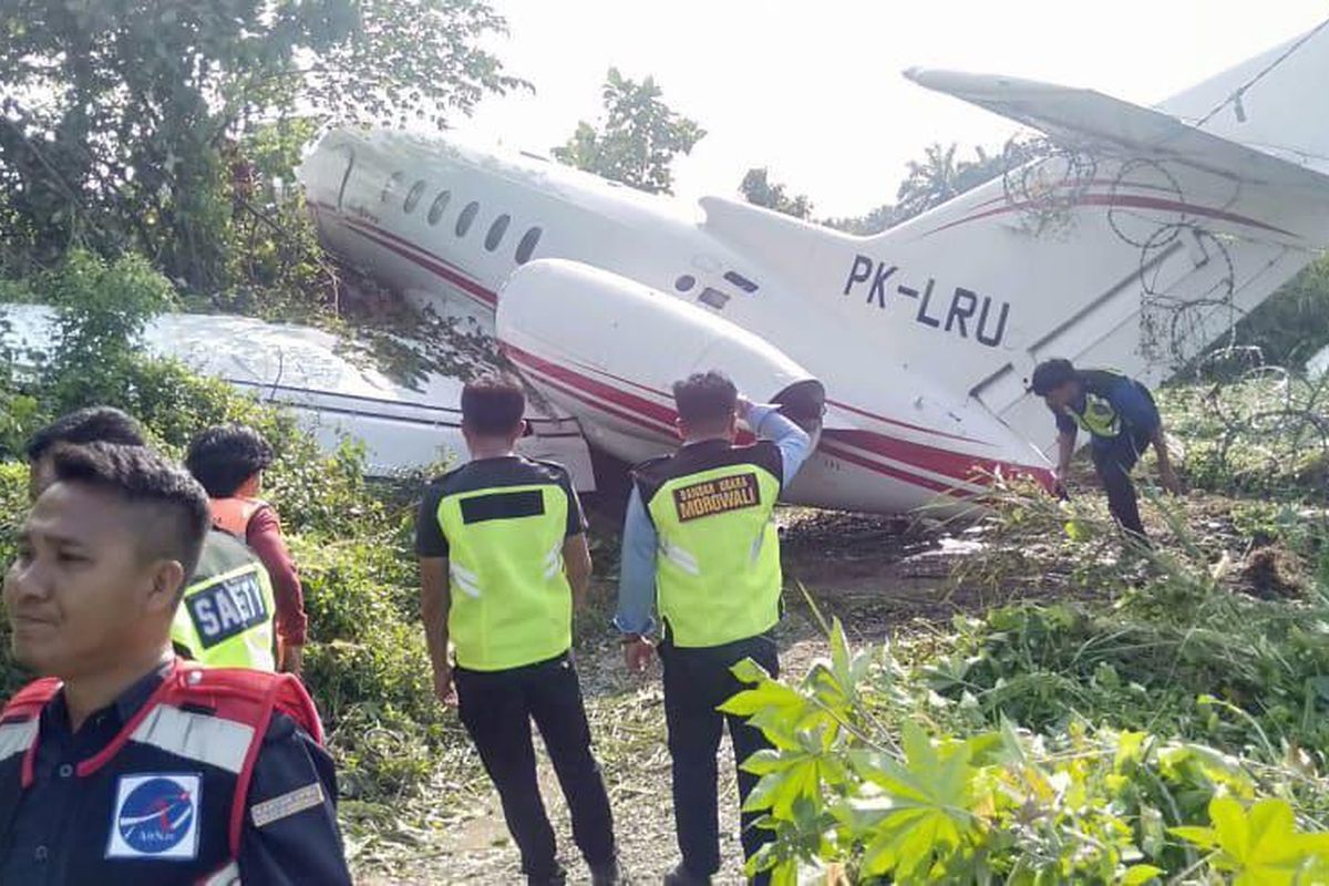 Kondisi pesawat Hawker 900  XP dengan registrasi PK - LRU yang tergelincir saat melakukan pendaratan di Bandara Morowali, Sulawesi Tengah. Kecelakaan pesawat Hawker ini terjadi pada Kamis (11/5/2023) pukul 14.59 WITA.